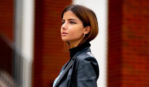 Greșelile de hairstyling care vă sabotează ritualul de îngrijire a tenului