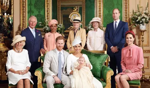 Familia regală britanică a împărtășit imagini de colecție cu Archie, care a împlinit trei ani