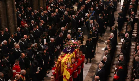 Semnificația biletelor scrise de mână și a florilor depuse în memoria Reginei Elisabeta a II-a