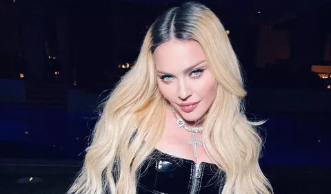 Madonna, surprinsă în ipostaze romantice cu modelul Andrew Darnell, în vârstă de 23 de ani