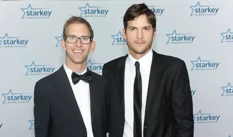Ashton Kutcher, mărturisiri în lacrimi despre problemele de sănătate ale fratelui său geamăn