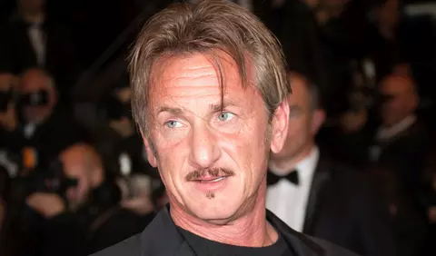 Sean Penn și iubita sa, Olga Korotyayeva, surprinși în ipostaze romantice pe aeroportul din Nisa