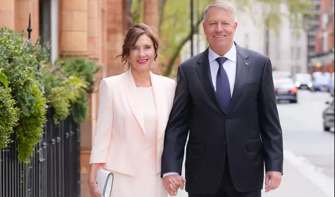 Carmen Iohannis a încălcat protocolul în timpul vizitei oficiale din Kenya. Piesa vestimentară pentru care a fost criticată