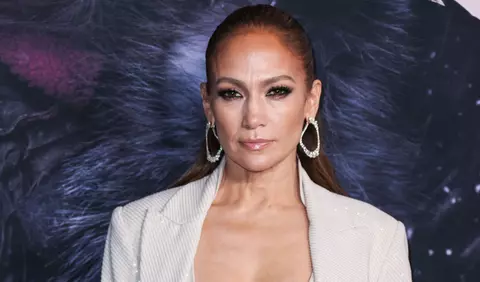 Jennifer Lopez, apariție uimitoare într-o haină din petale de trandafir reale la show-ul Schiaparelli de la Paris