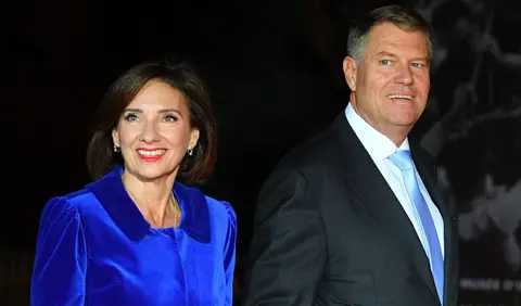 Ținutele alese de Carmen Iohannis pentru slujba de Înviere și prima zi de Paște catolic. Cum a atras atenția soția președintelui