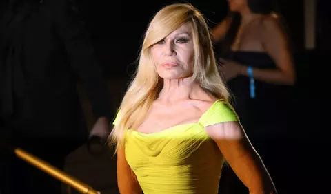 Donatella Versace, de nerecunoscut. Imagini inedite cu designer-ul, după noile operații estetice