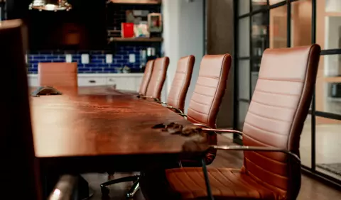 Sondaj eJobs România: Un nou job și o mărire salarială, principalele obiective ale angajaților români pentru 2025