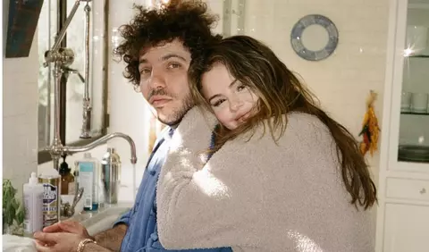 Selena Gomez și Benny Blanco s-au logodit. Primele imagini cu inelul cu diamant primit de actriță