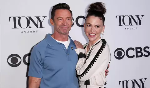 Hugh Jackman și Sutton Foster, în ipostaze pasionale după ce și-au făcut publică relația. Cum au fost surprinși de paparazzi