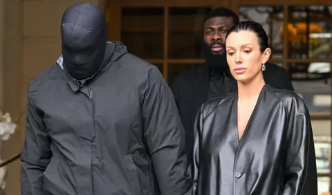 Comenzile înfiorătoare ale lui Kanye West adresate Biancăi Censori la Premiile Grammy 2025, înainte să se expună complet pe covorul roșu