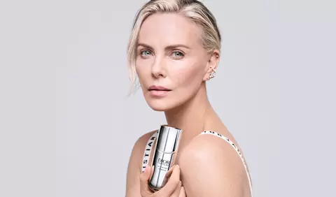 Charlize Theron a fost desemnată noua ambasadoare Dior Capture, gama iconică de îngrijire a pielii, reinventată în acest an