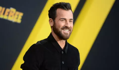 Justin Theroux, fostul soț al lui Jennifer Aniston, și actrița Nicole Brydon Bloom s-au căsătorit. Imagini de la ceremonia de pe plajă