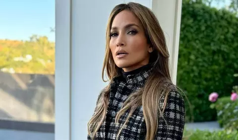 Jennifer Lopez s-a sărutat pasional cu dansatorii ei pe scena de la AMA's. Cum au reacționat cei prezenți: "Salvați unul pentru mine"