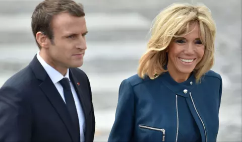 Ce i-ar fi spus, de fapt, președintele Emmanuel Macron soției sale, Brigitte, după incidentul din avion care a devenit viral