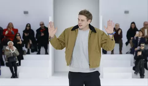 Dior îl confirmă pe Jonathan Anderson director de creație