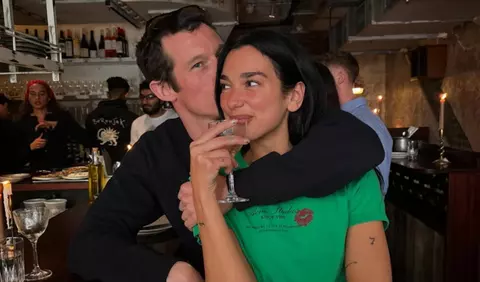 Dua Lipa confirmă logodna cu Callum Turner și dezvăluie detalii despre cererea în căsătorie