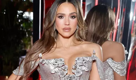 Jessica Alba nu își mai ascunde noua relație! Cum a fost surprinsă cu iubitul ei, Danny Ramirez, în fața casei lui din Los Angeles