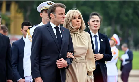 Brigitte Macron, gest tensionat în timpul unei vizite oficiale cu Emmanuel Macron, la două luni după episodul controversat din avion. Cum au fost filmați cei doi