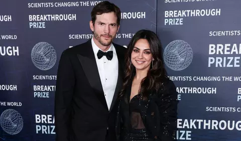 Mila Kunis și Ashton Kutcher, surprinși în ipostaze tandre la concertul Backstreet Boys. Clipul cu celebrul cuplu a devenit viral