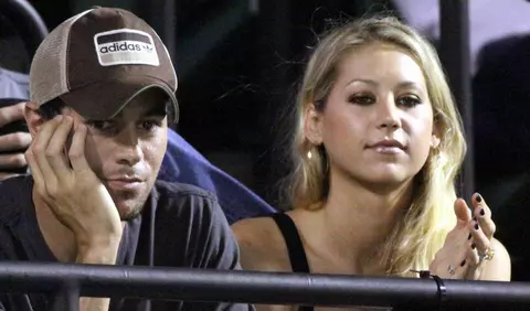 Anna Kournikova, partenera lui Enrique Iglesias, apariție rară în public cu burtica de gravidă la vedere