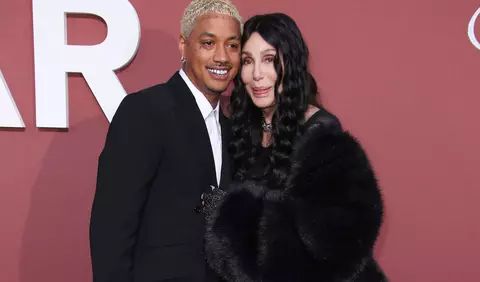 Cher și tânărul ei partener Alexander ‘AE’ Edwards, apariție rară la un eveniment. Cei doi au atras toate privirile