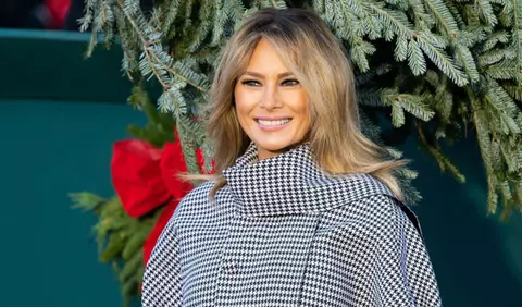 Melania Trump începe pregătirile pentru Crăciunul la Casa Albă. Cum a apărut la primirea bradului, după scandalul din primul mandat