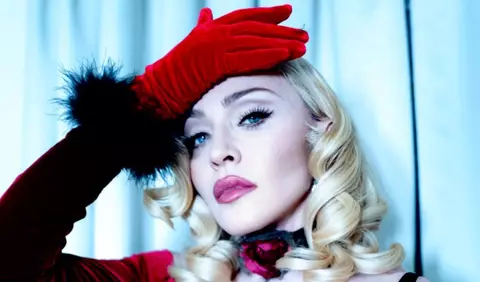 Madonna, imagini provocatoare alături de doi bărbați într-o nouă campanie Dolce & Gabbana