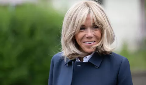Prima Doamnă a Franței, Brigitte Macron, își arată talentul de DJ și mișcările de dans. Imaginile au devenit virale