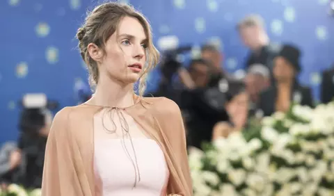 Actrița Maya Hawke și Christian Lee Hutson s-au căsătorit. Colegii actriței din Stranger Things le-au fost alături