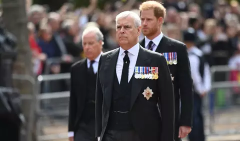 Primele imagini cu Andrew Mountbatten-Windsor, când a părăsit închisoarea, după arestarea sa. Cum a fost surprins fostul Prinț