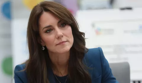 Kate Middleton, apariție spectaculoasă într-o ținută Suzannah London. Ce modificări i-a adus Prințesa de Wales și cât costă piesa vestimentară
