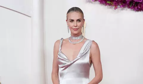 Charlize Theron arată fabulos la 50 de ani în costum de baie, iar aceste imagini sunt dovada