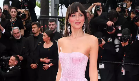 Dakota Johnson, în ipostaze tandre alături de noul ei iubit, Role Model. Cum au fost surprinși cei doi