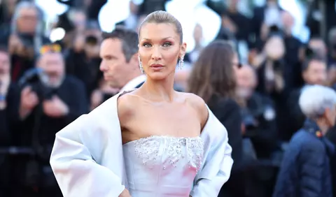 Bella Hadid a încălcat restricțiile de la Cannes 2026 cu o rochie inspirată de Jane Birkin