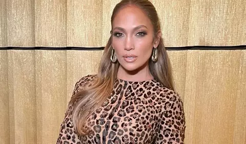Jennifer Lopez uimește la 56 de ani într-un costum de baie minuscul la piscina conacului de 45 de milioane de euro