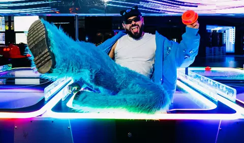 EXCLUSIV: De vorbă cu Akylas, reprezentantul Greciei la Eurovision 2026: "Alexandra Căpitănescu și Dara sunt ca niște surori balcanice pentru mine"