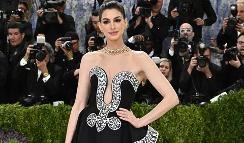 Anne Hathaway este însărcinată cu al treilea copil. Cum a fost surprinsă actrița în vacanță la St.Tropez