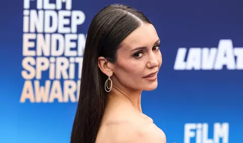 Nina Dobrev, surprinsă în ipostaze romantice alături de modelul Dougie Joseph