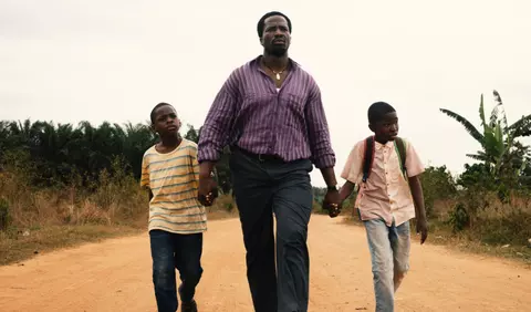 Umbra tatălui meu, câștigător al premiului BAFTA pentru Cel Mai Bun Film de Debut și selecționat în competiția oficială de la Cannes 2025, intră în cinematografele din România