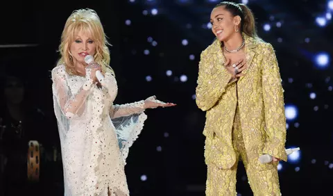 Miley Cyrus, omagiu sfâșietor pentru nașa ei, Dolly Parton. Regina muzicii country a murit la 80 de ani, după o luptă cu cancerul: "O voi iubi mereu"