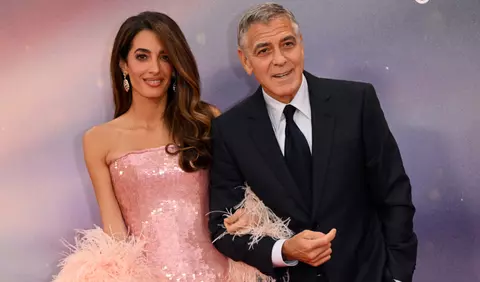 Amal Clooney, apariție spectaculoasă într-o rochie vintage John Galliano, la Lacul Como