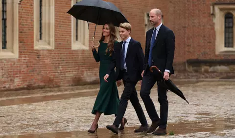 Prințul George a început cursurile la Eton College. Primele portrete oficiale ale adolescentului