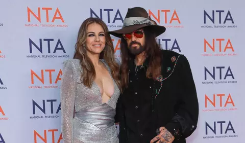 Billy Ray Cyrus și Elizabeth Hurley s-au logodit după mai bine de un an de relație. Cum arată inelul primit de actriță