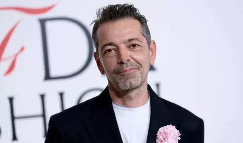 Pieter Mulier readuce Atelier Versace pe podium după zece ani