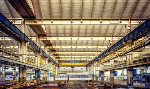 (P) De ce este importantă iluminarea în mediul industrial? Iată 3 motive pe care trebuie să le iei în considerare!