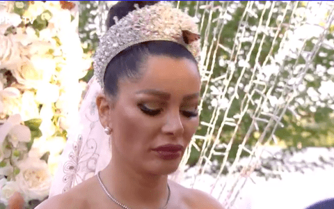 Brigitte, în pragul unei crize de nervi în timp ce pastorul o cununa cu Florin Pastramă. Au năpădit-o insectele!