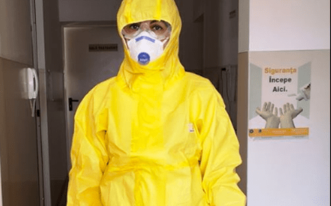 Asistenta medicală care a tratat primul pacient cu coronavirus din Alba povestește totul, în detaliu: „Inima stătea să îmi sară din piept. Prin costum nu se vede nici teama, nici umanitatea”