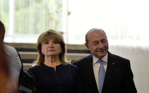 Traian BÄƒsescu È™i SoÈ›ia Lui Poveste De Dragoste Ca N Filme Candidatul La PrimÄƒria Capitalei S A IndrÄƒgistit La Prima Vedere