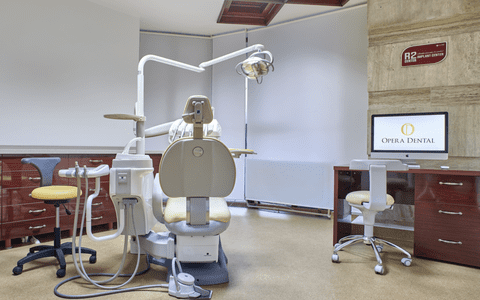 (P) Implantul dentar - cât costă cea mai de succes metodă de restaurare dentară?
