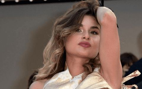 O tânără și-a arătat sânii în totalitate, pe covorul roșu de la Cannes. Gafă sau intenție?